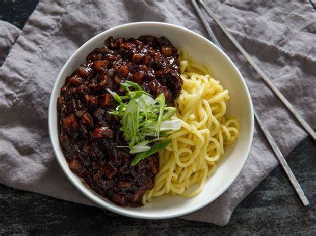 Jjajangmyeon/foto: seriouseats.com Jjajangmyeon