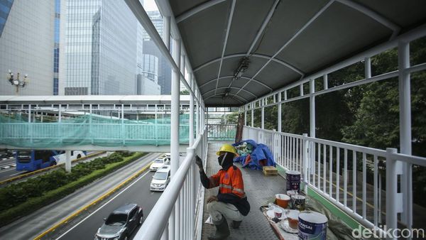 JPO Halte TransJakarta Benhil Dicat Ulang Biar Lebih Kinclong