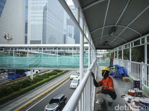 JPO Halte TransJakarta Benhil Dicat Ulang Biar Lebih Kinclong