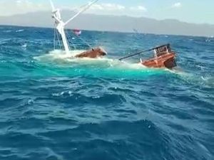 Bukan Lompat ke Air, Ini yang Harus Dilakukan Ketika Kapal Tenggelam Bukan Lompat ke Air, Ini yang Harus Dilakukan Ketika Kapal Tenggelam