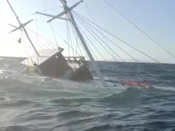 Kapal Wisata Tenggelam di Selat Sape
