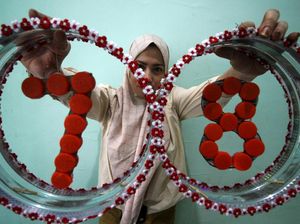 Keren! Limbah Botol Plastik Disulap Jadi Pernak-pernik HUT RI