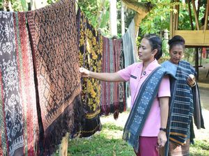 Ketum Bhayangkari Lestarikan Tenun Ikat dan Dukung UMKM di Sikka