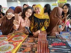 Khofifah: Kacabdin-Kepsek yang Bisnis Seragam Sekolah Bakal Di-nonjob-kan