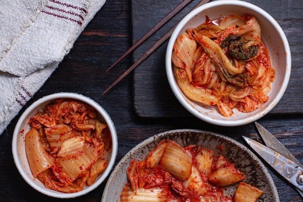 Kimchi Kimchi merupakan makanan fermentasi dengan bumbu pedas yang selalu dikonsumsi oleh orang Korea