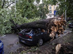 Kota Milan Porak-poranda Diterjang Badai
