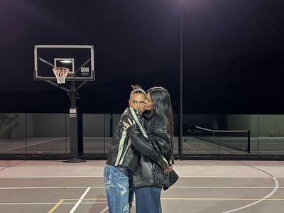 8 Foto Kylie Jenner dengan Sahabat Wanitanya, Kemesraannya Jadi Kontroversi