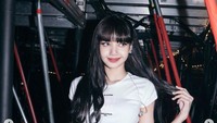 7 Gaya Lisa BLACKPINK Pamer Pinggang Semut, Bikin Wanita Iri
