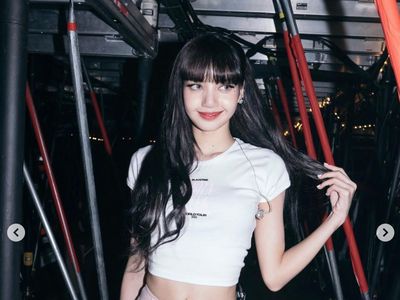 7 Gaya Lisa BLACKPINK Pamer Pinggang Semut, Bikin Wanita Iri