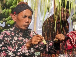 Melihat Dari Dekat Tradisi Jamasan Pusaka Kiai Upas Tulungagung
