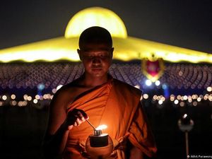 Mengapa Banyak Pria Thailand Jadi Biksu Sesaat?
