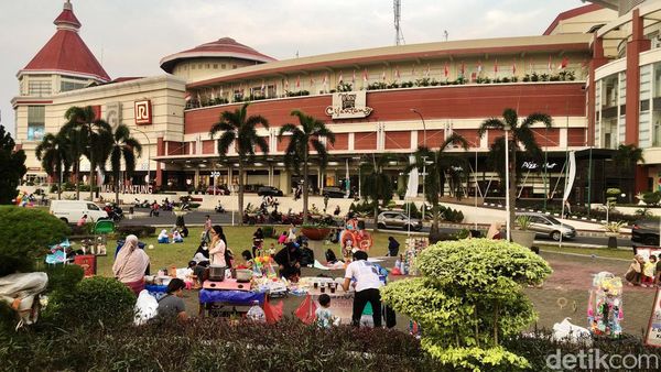 Menikmati Suasana Sore di Taman Cijantung