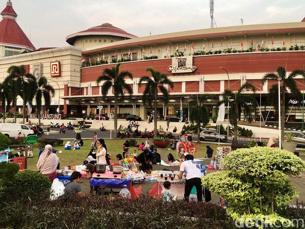 Menikmati Suasana Sore di Taman Cijantung