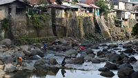 Penampakan Debit Air Sungai Ciliwung di Bogor Sentuh 0 Cm