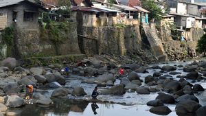 Penampakan Debit Air Sungai Ciliwung di Bogor Sentuh 0 Cm