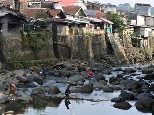 Penampakan Debit Air Sungai Ciliwung di Bogor Sentuh 0 Cm