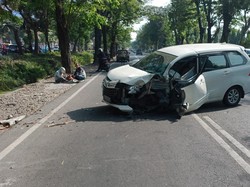Diduga Mengantuk, Sebuah Mobil Tabrak Pohon di Ahmad Yani Surabaya
