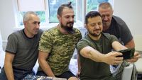 Momen Zelensky Jenguk dan Foto Bareng Tentaranya di RS