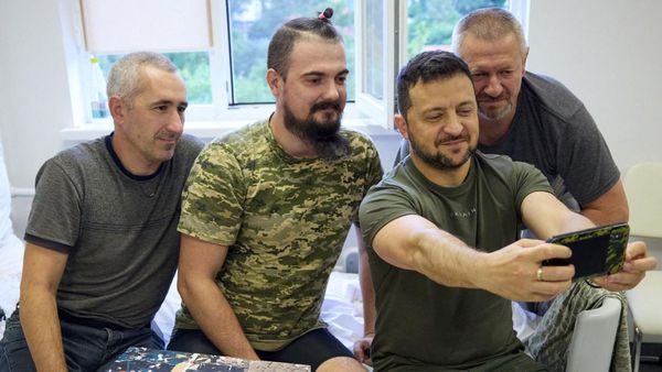 Momen Zelensky Jenguk dan Foto Bareng Tentaranya di RS