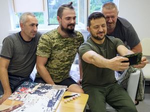 Momen Zelensky Jenguk dan Foto Bareng Tentaranya di RS