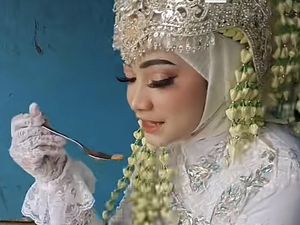 Viral Pengantin Wanita Jajan Seblak Masih Pakai Kebaya & Siger, Ini Faktanya