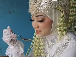 Viral Pengantin Wanita Jajan Seblak Masih Pakai Kebaya & Siger, Ini Faktanya