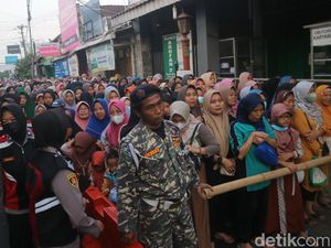 Ribuan Warga Berdesakan Demi Nasi Berkat Buka Luwur Makam Sunan Kudus Ribuan Warga Berdesakan Demi Nasi Berkat Buka Luwur Makam Sunan Kudus