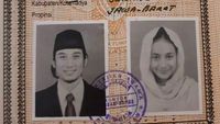 9 Gaya Artis Saat Pas Foto di Buku Nikah, Wajah Cindy Fatika Sari Disorot