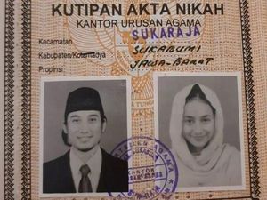 9 Gaya Artis Saat Pas Foto di Buku Nikah, Wajah Cindy Fatika Sari Disorot 9 Gaya Artis Saat Pas Foto di Buku Nikah, Wajah Cindy Fatika Sari Disorot