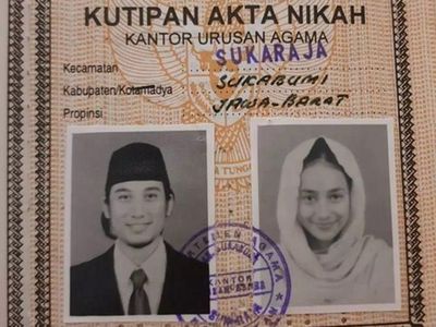 9 Gaya Artis Saat Pas Foto di Buku Nikah, Wajah Cindy Fatika Sari Disorot