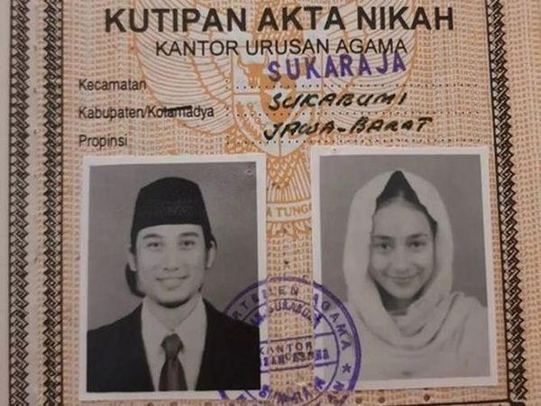 9 Gaya Artis Saat Pas Foto di Buku Nikah, Wajah Cindy Fatika Sari Disorot