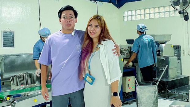 Pasangan Kia Raya dan Bari, viral di media sosial, dulu bekerja sebagai pegawai minimarket dan mulai berbisnis dengan pasangannya. Kini sukses bisa membeli franchise minimarket dan mempunyai banyak karyawan.