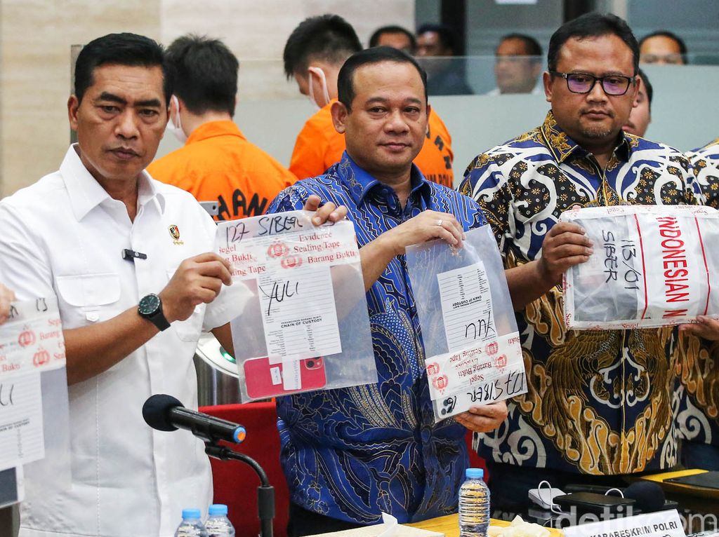 Kabareskrim Polri Komjen Wahyu Widada menggelar jumpa pers terkait kasus akses ilegal pada Centralized Equipment Identity Register (CEIR) yang mengolah informasi IMEI, Jumat (28/7/2023). Dari enam tersangka, satu di antaranya oknum ASN di Kemenperin.