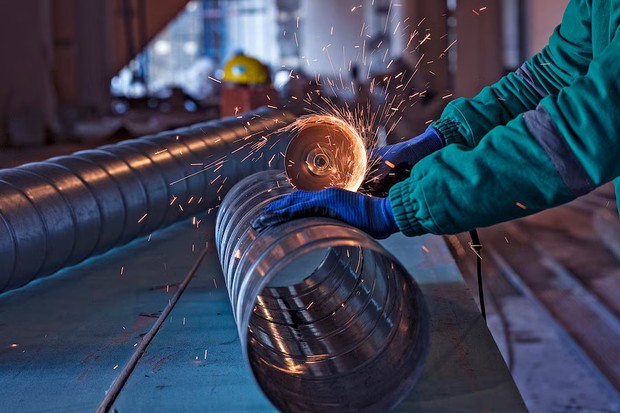 Pekerja besi dan baja/ Foto: Freepik/@BalashMirzabey