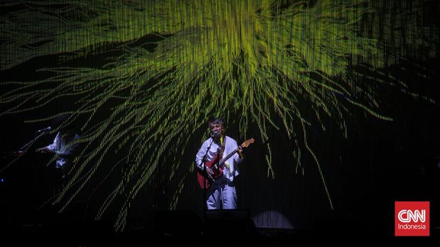 Penampilan Efek Rumah Kaca dalam konser bertajuk Rimpang di Tennis Indoor Senayan, Jakarta, Kamis (27/7/2023). (CNN Indonesia/ Adi Ibrahim)