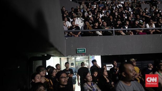 Penampilan Efek Rumah Kaca dalam konser bertajuk Rimpang di Tennis Indoor Senayan, Jakarta, Kamis (27/7/2023). (CNN Indonesia/ Adi Ibrahim)