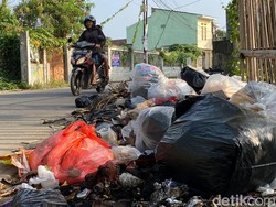Jorok! Sampah Menumpuk di Rancasawo hingga Luber ke Pinggir Jalan