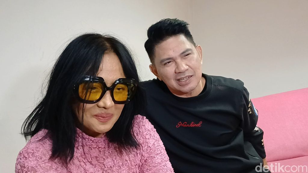 Ronnie Sianturi dan Atiek CB tampil bareng.