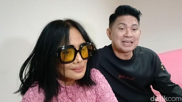 Ronnie Sianturi dan Atiek CB tampil bareng.