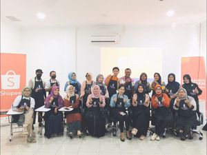 Relawan Sandiaga Latih UMKM di Makassar Cara Jualan Online-Ekspor Produk Relawan Sandiaga Latih UMKM di Makassar Cara Jualan Online-Ekspor Produk