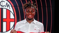 Samuel Chukwueze tidak terlalu menonjol di Milan selama dua musim. Pemain asal Nigeria itu kabarannya hampir mendekati pintu keluar. (Foto: Twitter @ACMilan)