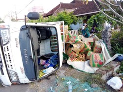Truk Terguling di Jalan Denpasar-Gilimanuk, Muatan Apel Berserakan