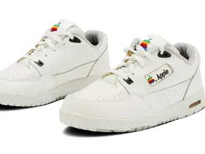 Dilelang Sepasang Sneakers Jadul Apple, Harga Mulai dari Rp 754 Juta