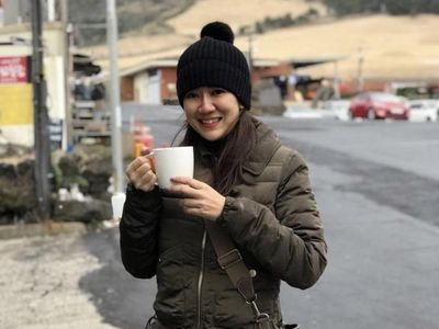 Pose Seksi Tante Ernie Saat Minum Wine dan Jus Buah