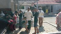 Tradisi Mandi di Sumur Masjid Pusaka Baiturrahmah Indramayu