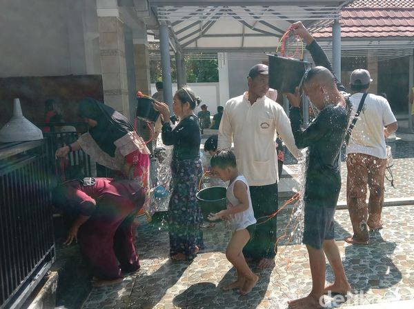 Tradisi Mandi di Sumur Masjid Pusaka Baiturrahmah Indramayu