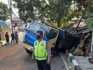 Truk Terperosok di Jalan Bangka Sudah Dievakuasi, Lalin Kembali Normal Truk Terperosok di Jalan Bangka Sudah Dievakuasi, Lalin Kembali Normal