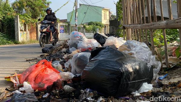 Penampakan Tumpukan Sampah di Jalan Rancasawo Bandung