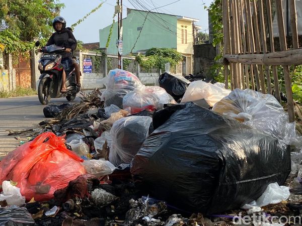 Penampakan Tumpukan Sampah di Jalan Rancasawo Bandung
