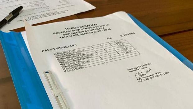 Harga seragam sekolah yang dipatok hingga jutaan Rupiah tak hanya terjadi di Tulungagung, Jawa Timur. Tapi juga ditemukan di Kota Surabaya.